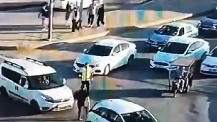 Dur ihtarına uymayan sürücü polise sopayla saldırdı