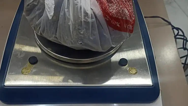 'Dur' ihtarına uymayıp kaçan motosikletlinin attığı poşetten uyuşturucu çıktı