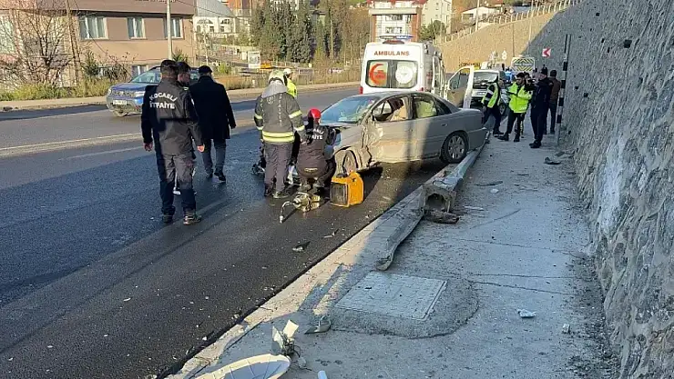 Durakta bekleyen vatandaşlara otomobil çarptı: 1 ölü, 1 yaralı