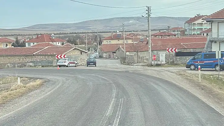 Duvara çarpan otomobilde 2 kişi yaralandı