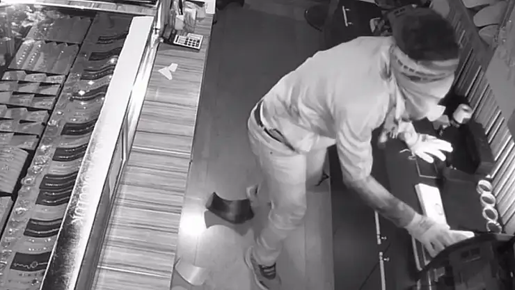 Duvarı delerek kuyumcudan altın çaldılar