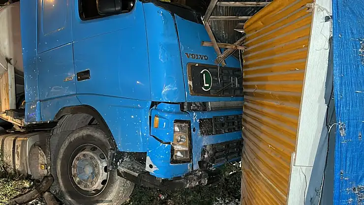 Düzce'de ilginç kaza! Tır karşı şeride geçti, dükkana çarparak durdu!...