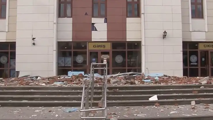 Düzce'de adliye binası yıkıldı!