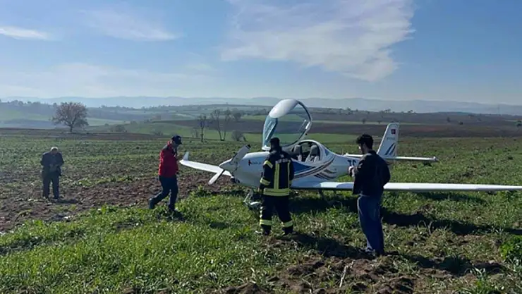Eğitim uçağı tarlaya zorunlu iniş yaptı!