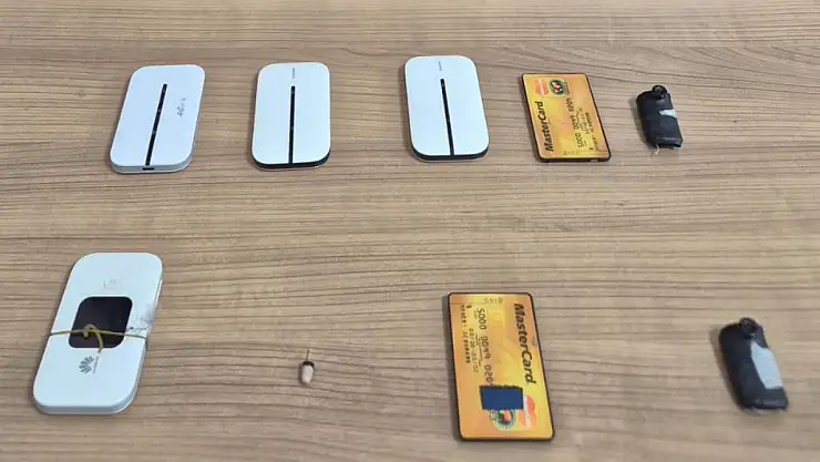 Ehliyet sınavında usulsüzlük yapan 2 zanlı yakalandı