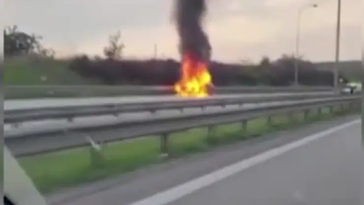 Ehliyetsiz kurye kaza yaptı! Çarpışmayla alev alan motosiklet benzinliğe sürüklendi