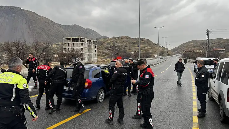 Ehliyetsiz sürücünün kaçışı 3 kazaya yol açtı! Polis ateş ederek durdurdu