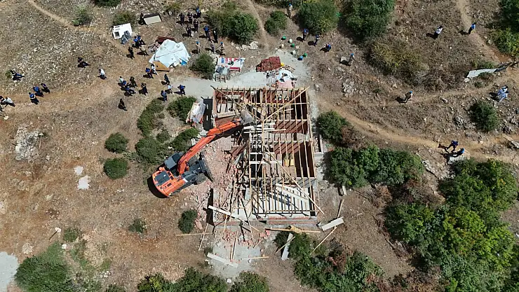 Ekipler tarafından 3 kaçak yapı yıkıldı