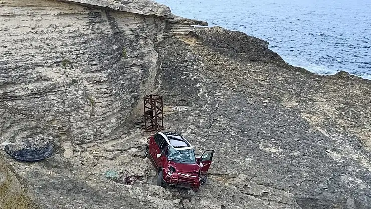 El frenini çekmeyi unutunca kayalardan uçtular