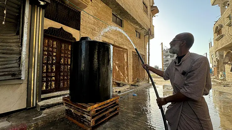 El-Şati Mülteci Kampı'ndaki Filistinliler, su krizine Karşı kuyu kazıyor