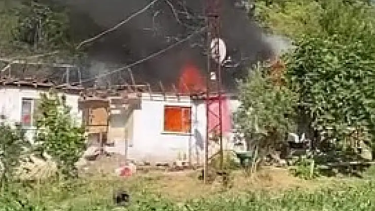 Elektrik kontağından yangın çıktı, ev küle döndü