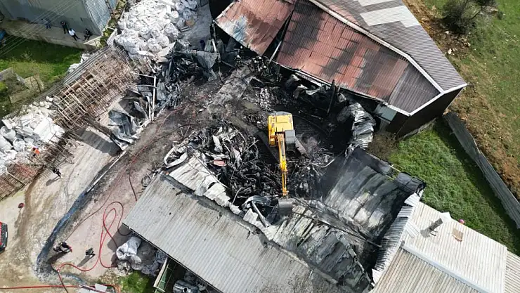 Elektrik tesisatından çıkan yangın fabrikayı küle çevirdi