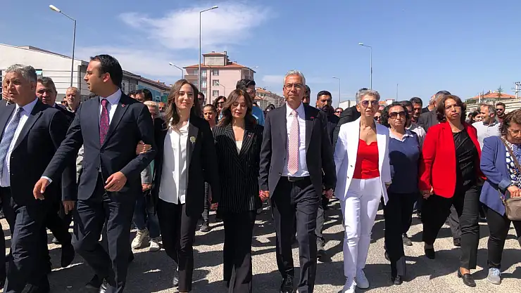 Elele tutuşup mazbata almaya gittiler