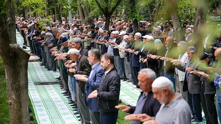 Eller semaya açıldı! Tarihi namazgahta yağmur ve şükür duası yapıldı!