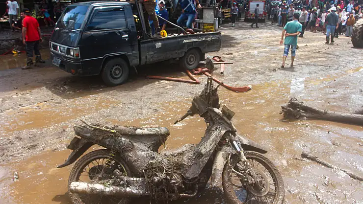 Endonezya'da Marapi Dağı'ndan Gelen Soğuk Lav Patlaması: Ölü Sayısı 27'ye Yükseldi