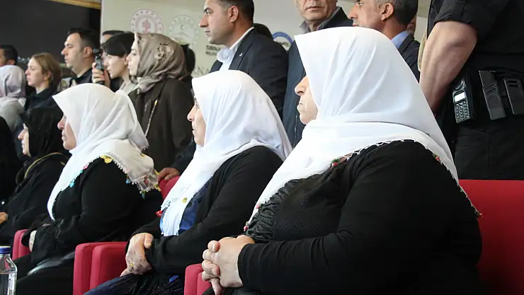 Enerji Bakanı Bayraktar Şırnak'ta şehit aileleriyle bir araya geldi