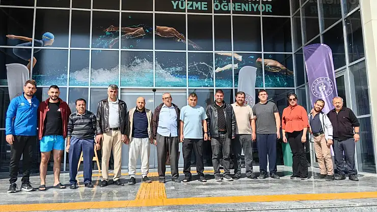 Engelleri suya gömdüler: Dünya Görmeyenler Derneği yüzme projesinde