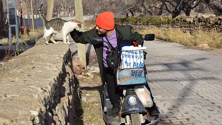 Engelli genç 10 yıldır sokak hayvanlarını besliyor