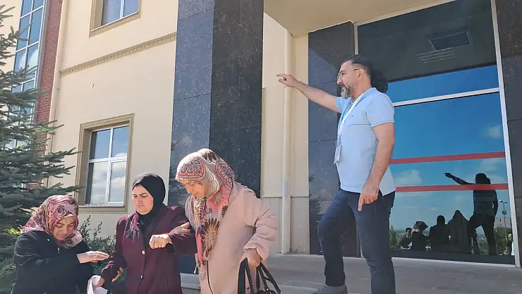 Engelli kadının yardımına vatandaşlar yetişti