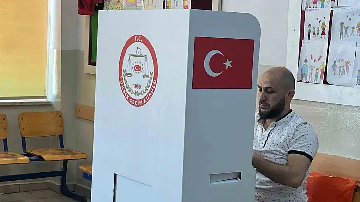 Engelli ve yatalak hastalar sedye ile oy kullandı