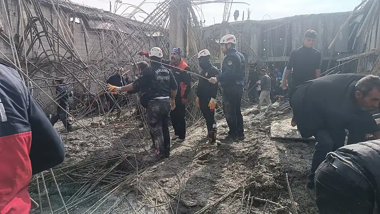 Enkaz altında kalarak hayatını kaybeden çocuk işçiler defnedildi