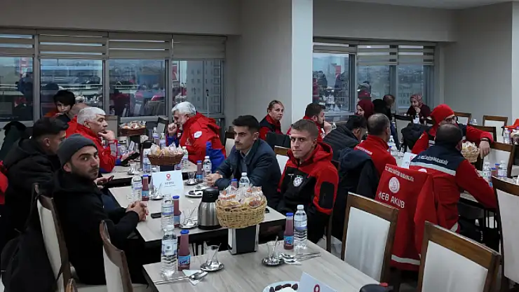 Enkaz sahasından iftar sofralarına: Konya'daki arama kurtarma ekipleri hep omuz omuza!
