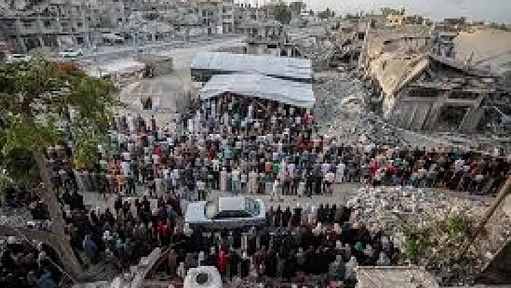 Enkazların gölgesinde Kurban Bayramı namazı