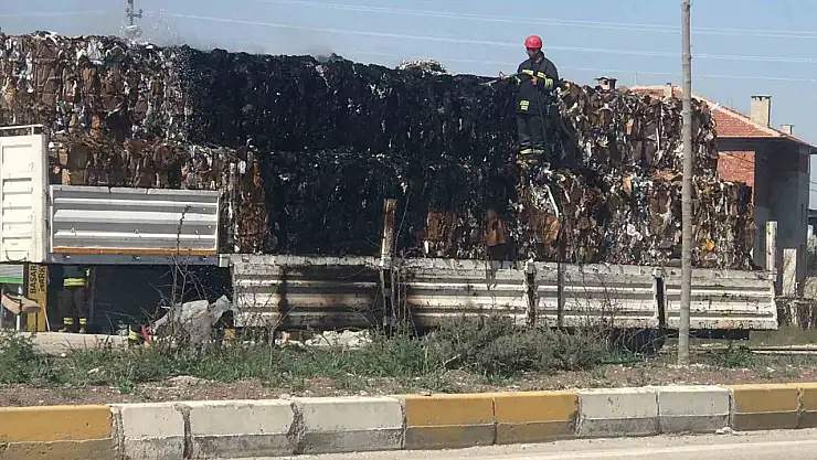 Ereğli'de hurda kağıt yüklü tırın dorsesinde yangın paniği