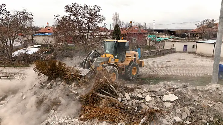 Ereğli'de metruk bina yıkımları devam ediyor