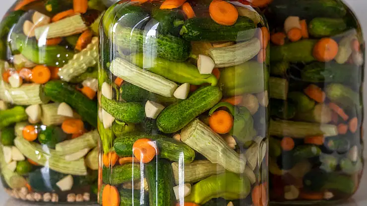 Erimiyor, kokmuyor! Kavanoza bir tutam ekleyin… Kütür kütür turşunun taktiğiymiş