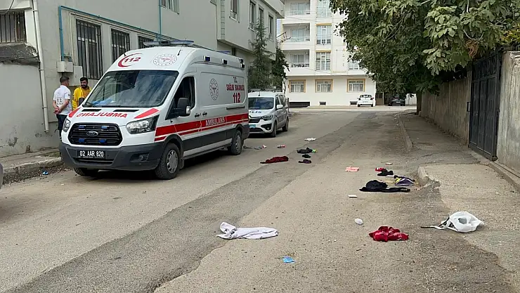 Erkek arkadaşları dehşeti yaşattı! Yerde acı içinde kıvrandı