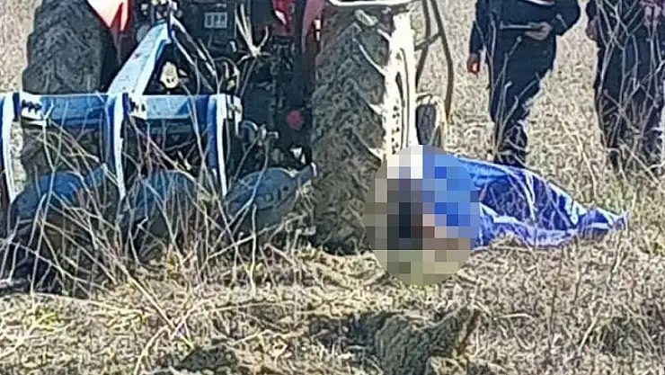 Eski muhtar tarlasını ekerken traktörün altında can verdi