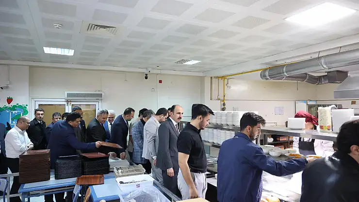 Esnafı ziyaret edip üniversiteli gençlerle iftar yaptı