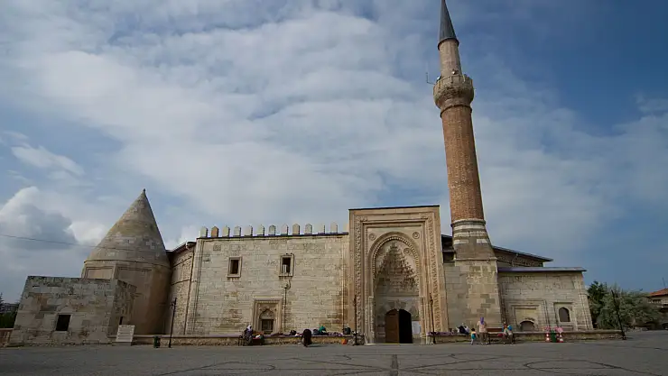 Eşrefoğlu Camii'ne ziyaretçi akını