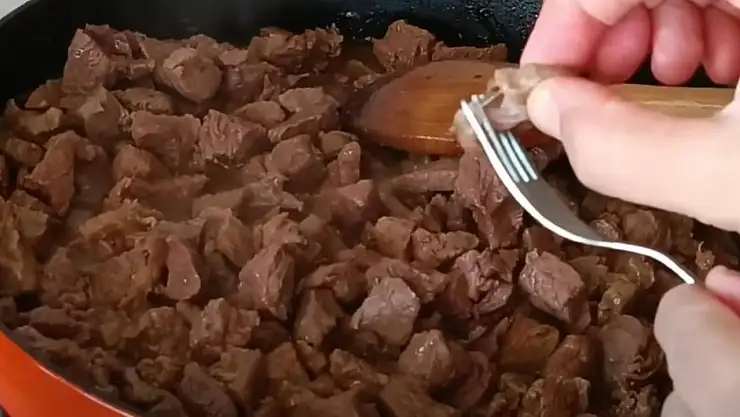 Et pişirirken kesinlikle bilmeniz gereken tüyo. Tencereye ekleyince et ağızınızda dağılacak…