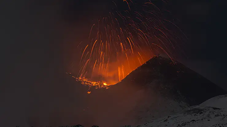 Etna Yaradağı yeniden alevlendi: Karlı yamaçlardan lav püskürdü!