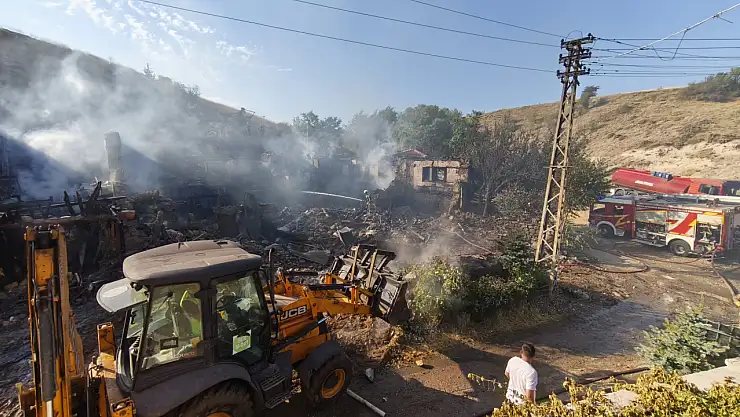 Evde çıkan yangın yan binaya da sıçradı
