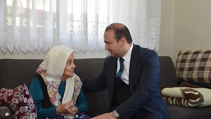 Evde sağlık hizmeti alan vatandaşları yalnız bırakmıyorlar