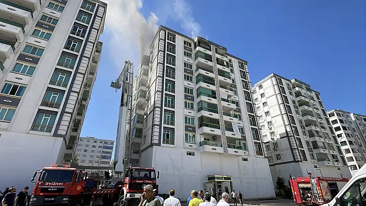 Evde yangın çıktı: Müdahale eden 3 itfaiye eri dumandan etkilendi