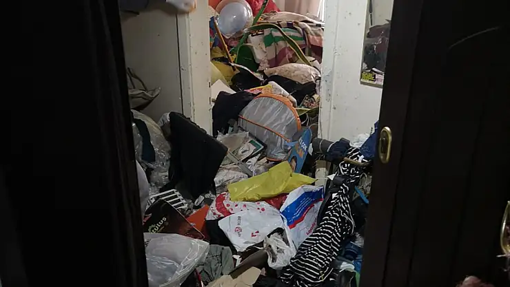 Evden yaklaşık 4 kamyon dolusu çöp çıkarıldı