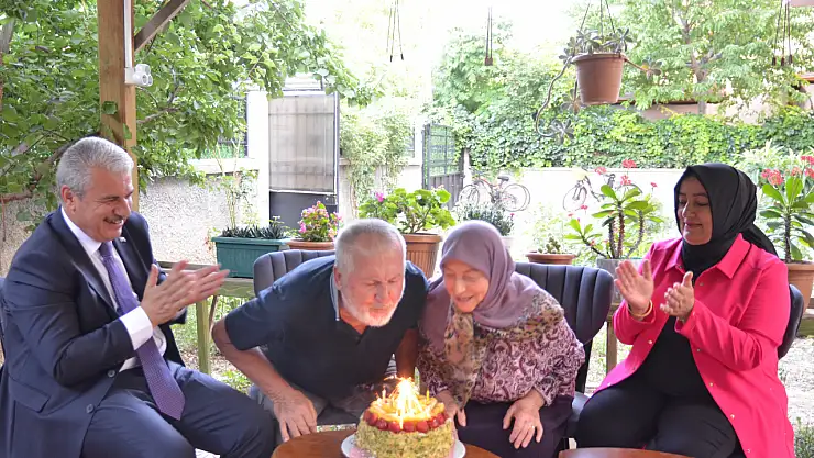 Evlilikte 54. yılını dolduran çifte Konya Valisi Akın'dan ziyaret