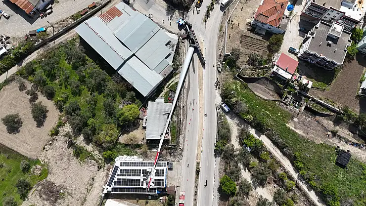 Fabrika üzerine devrilen rüzgar gülü, maddi hasara neden oldu!