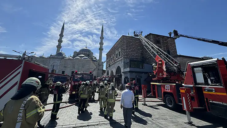 Fatih'teki Tarihi Mısır Çarşısı'nda Yangın Paniği: İtfaiye Anında Müdahale Etti