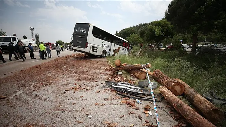 Feci kaza: Kamyon ve otomobil çarpıştı!