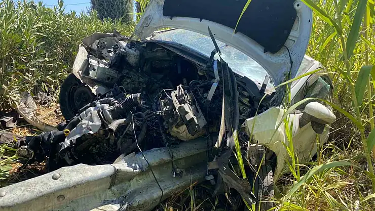 Feci kaza: Otomobil bariyerlere çarpıp şarampole yuvarlandı