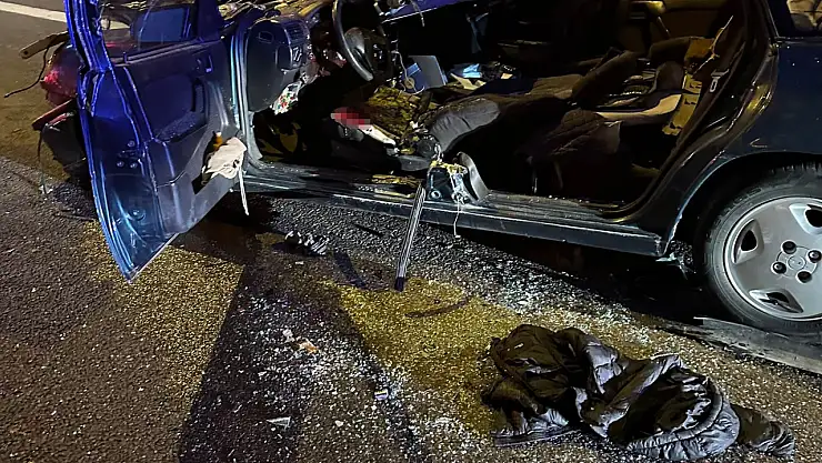 Feci kaza! Otomobil kağıt gibi ezildi