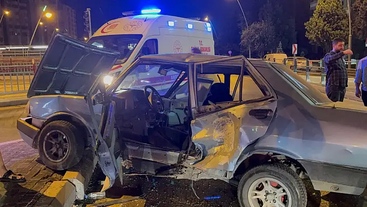 Feci kaza: Otomobil ortadan büküldü