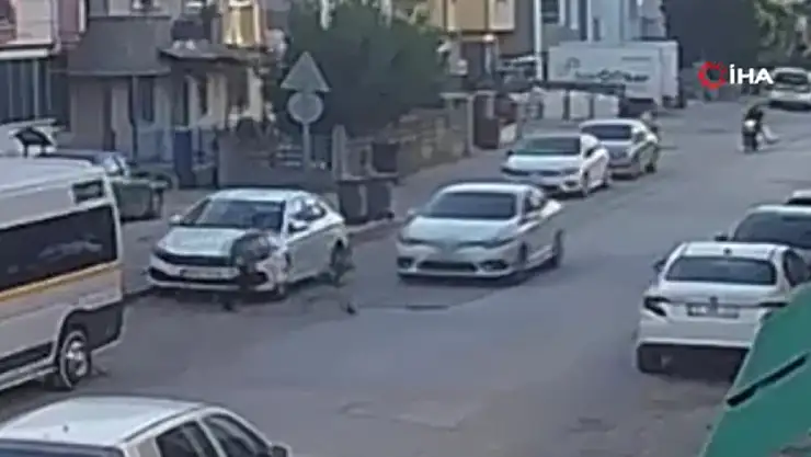 Feci olay! Oğlunu kurtarayım derken arabanın altında kaldı...