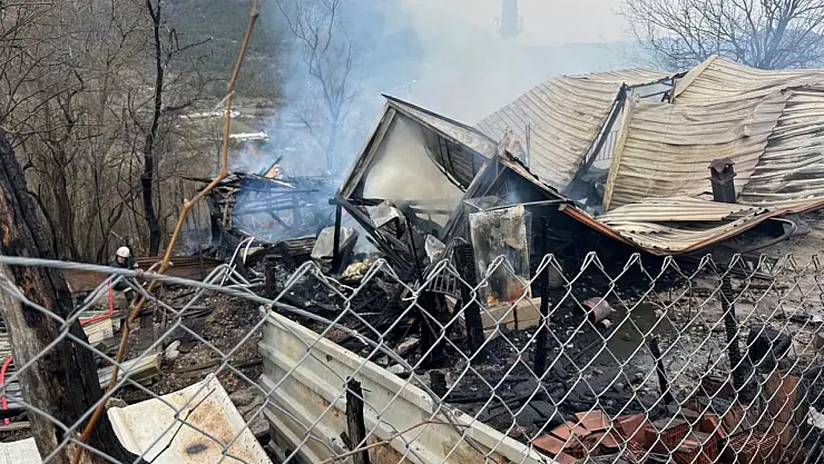 Feci yangın: 2 ev, samanlık ve traktör alevlere teslim oldu