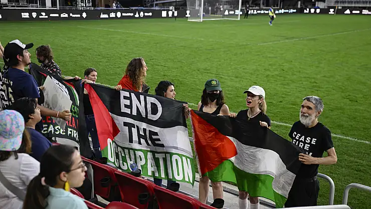 Filistin lehine slogan attıkları için kongre futbol maçından atıldılar